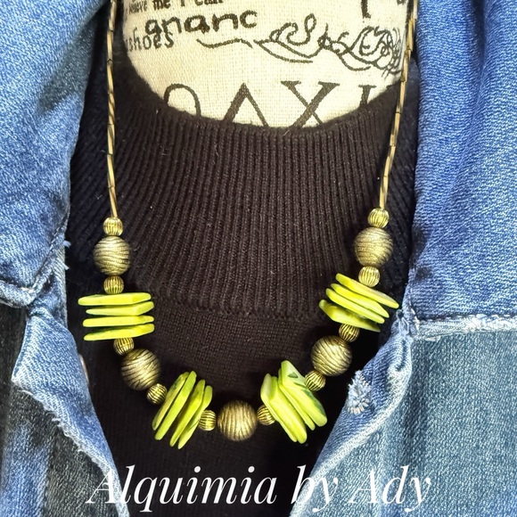 Mother of Pearl in apple green and bronze maxi beads choker bold necklace - Picture 6 of 10